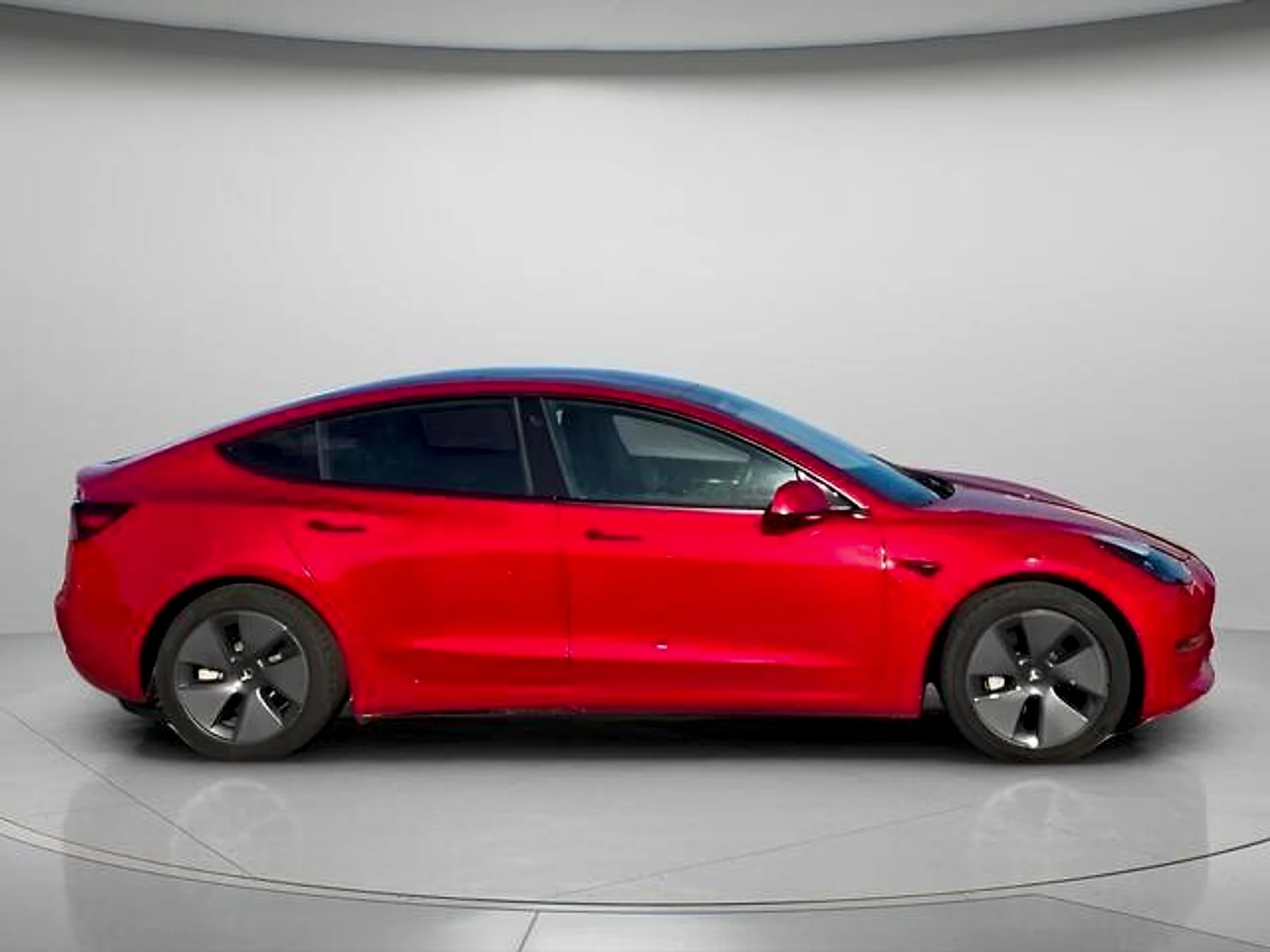 Used 2022  Tesla Long Range Dual Motor All-Wheel Drive image 4