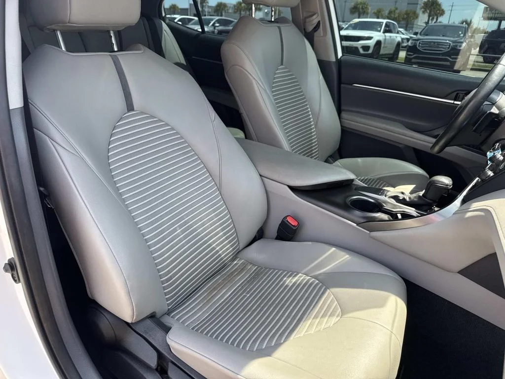 Used 2022 White Toyota SE image 11