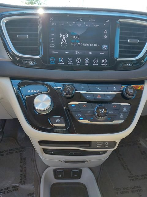 Used 2019 Velvet Chrysler Touring L Plus image 31