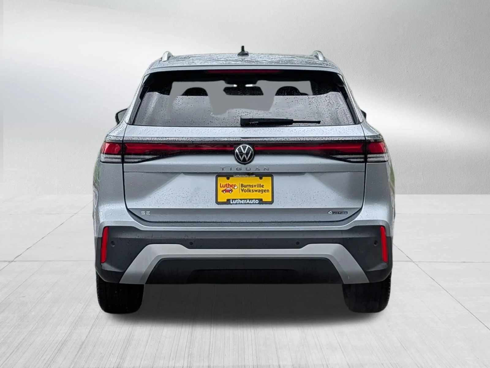 Certified Used 2025 Pyrite Silver Metallic Volkswagen SE image 6
