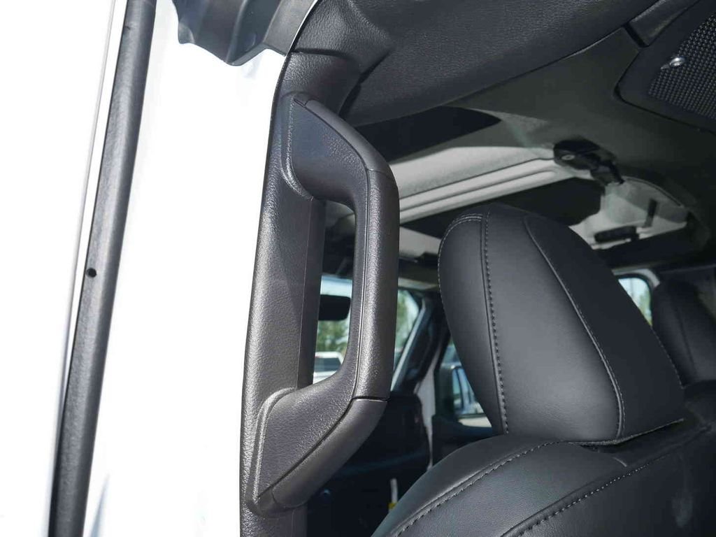 New 2026 Bright White Clear-Coat Exterior Paint Jeep  image 16
