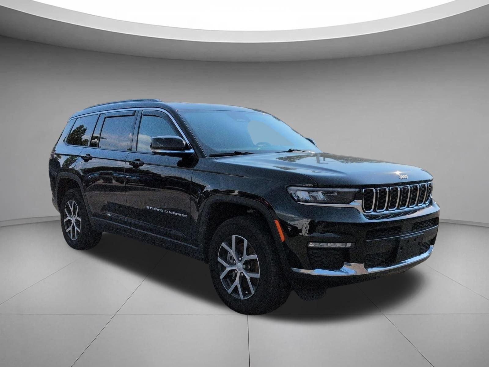 Used 2025 Diamond Black Crystal Pearlcoat Jeep Limited image 7