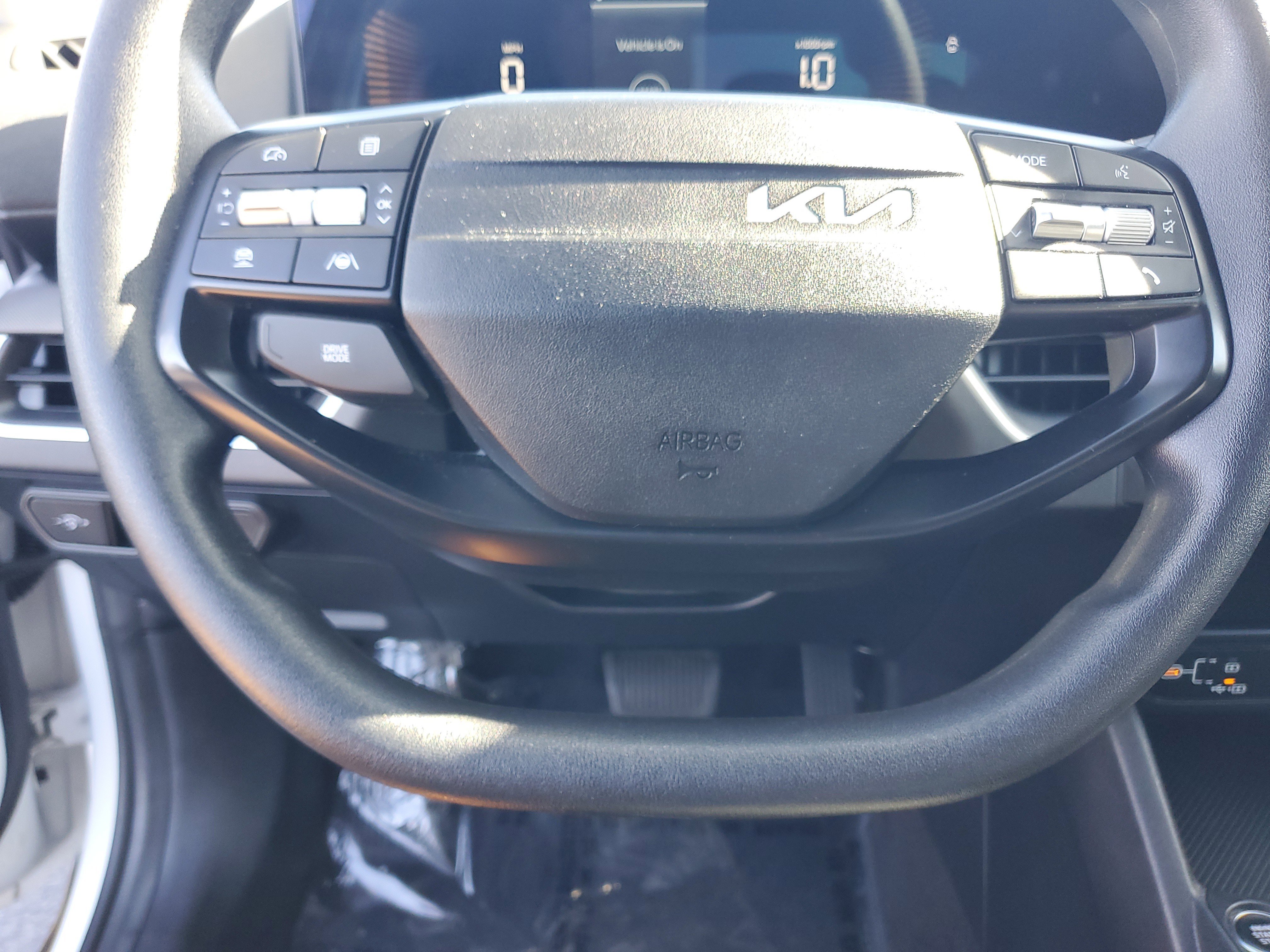 Used 2025 White Kia LXS image 22