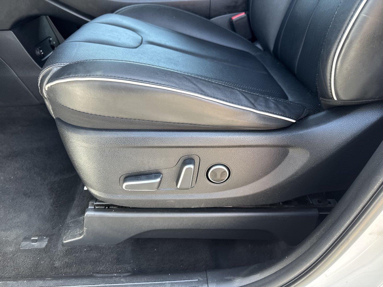 Used 2024 Hyper White Hyundai SEL 7P image 10