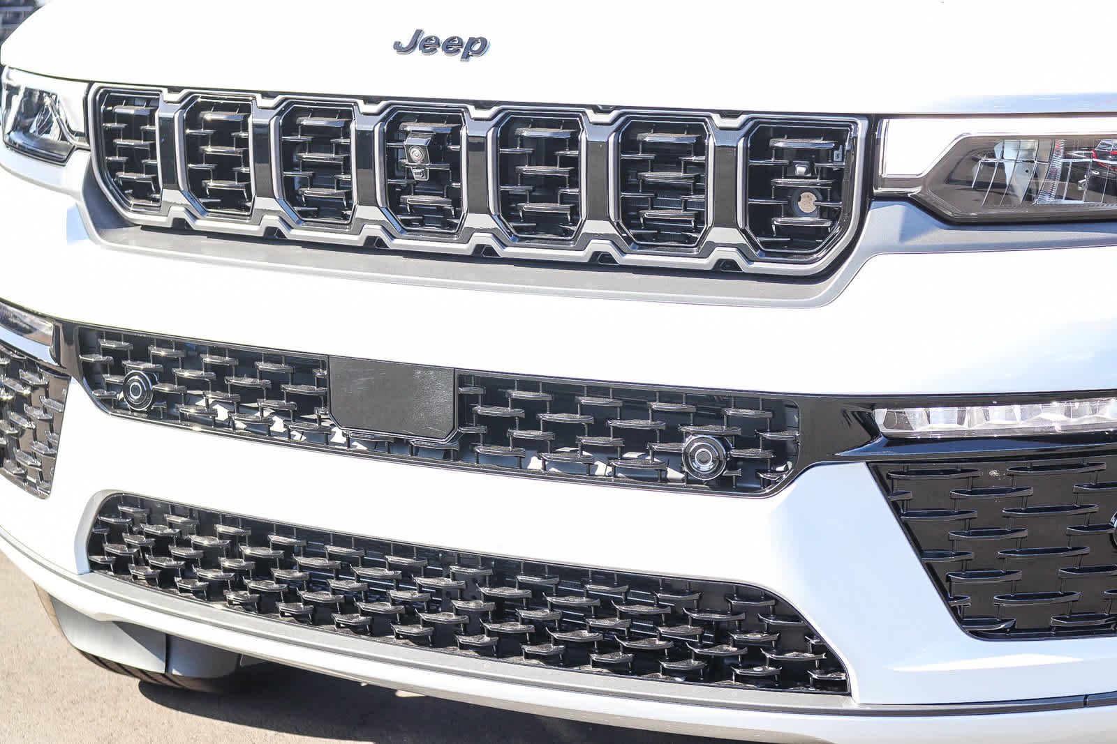 New 2027 Bright White Clear-Coat Paint Jeep Summit image 9