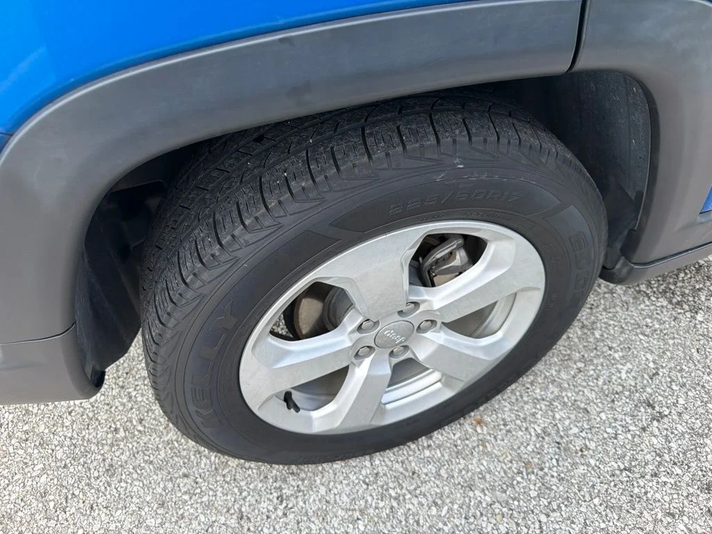 Used 2021 Blue Jeep Latitude image 13