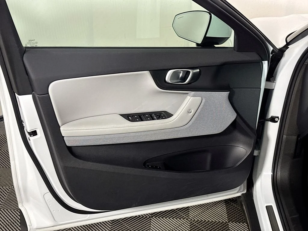 Used 2024 White Polestar Long Range Dual Motor image 10