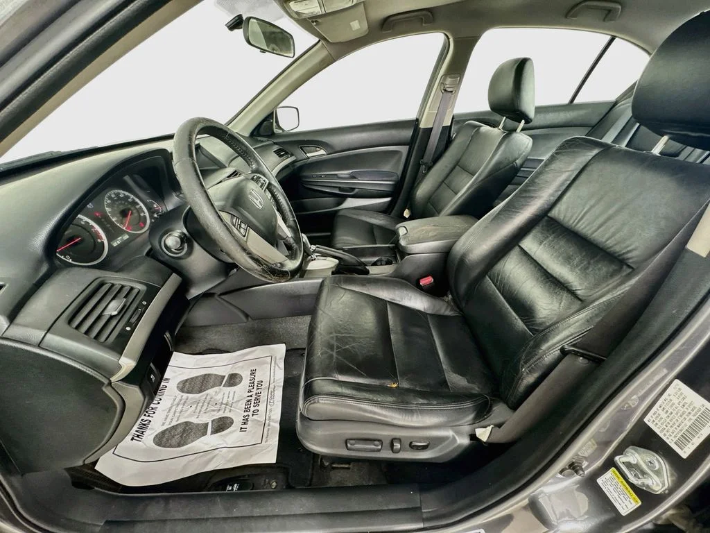 Used 2011 Polished Metal Metallic Honda SE image 24