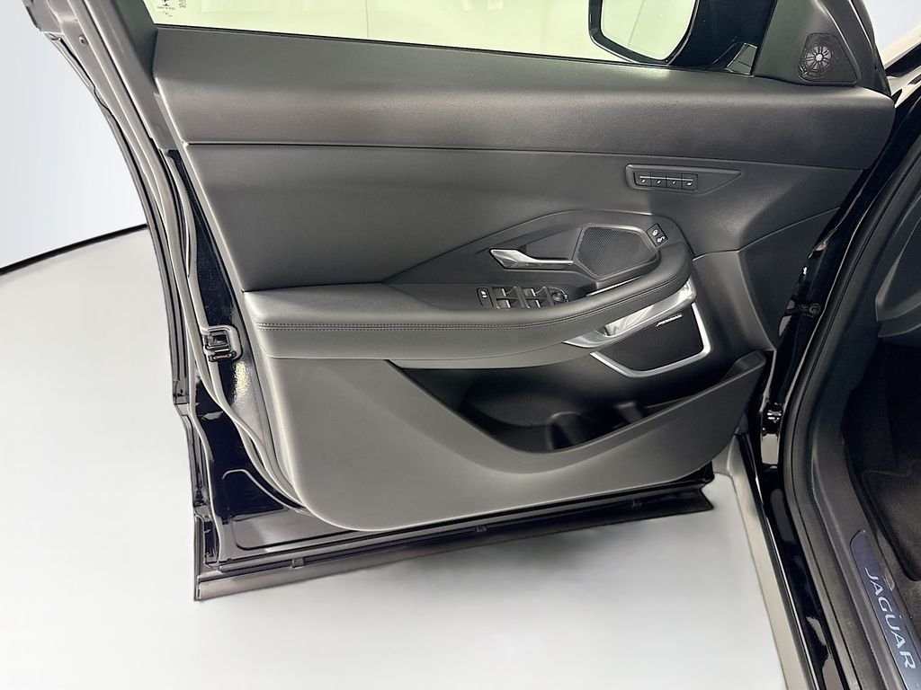 Used 2020  Jaguar SE image 24