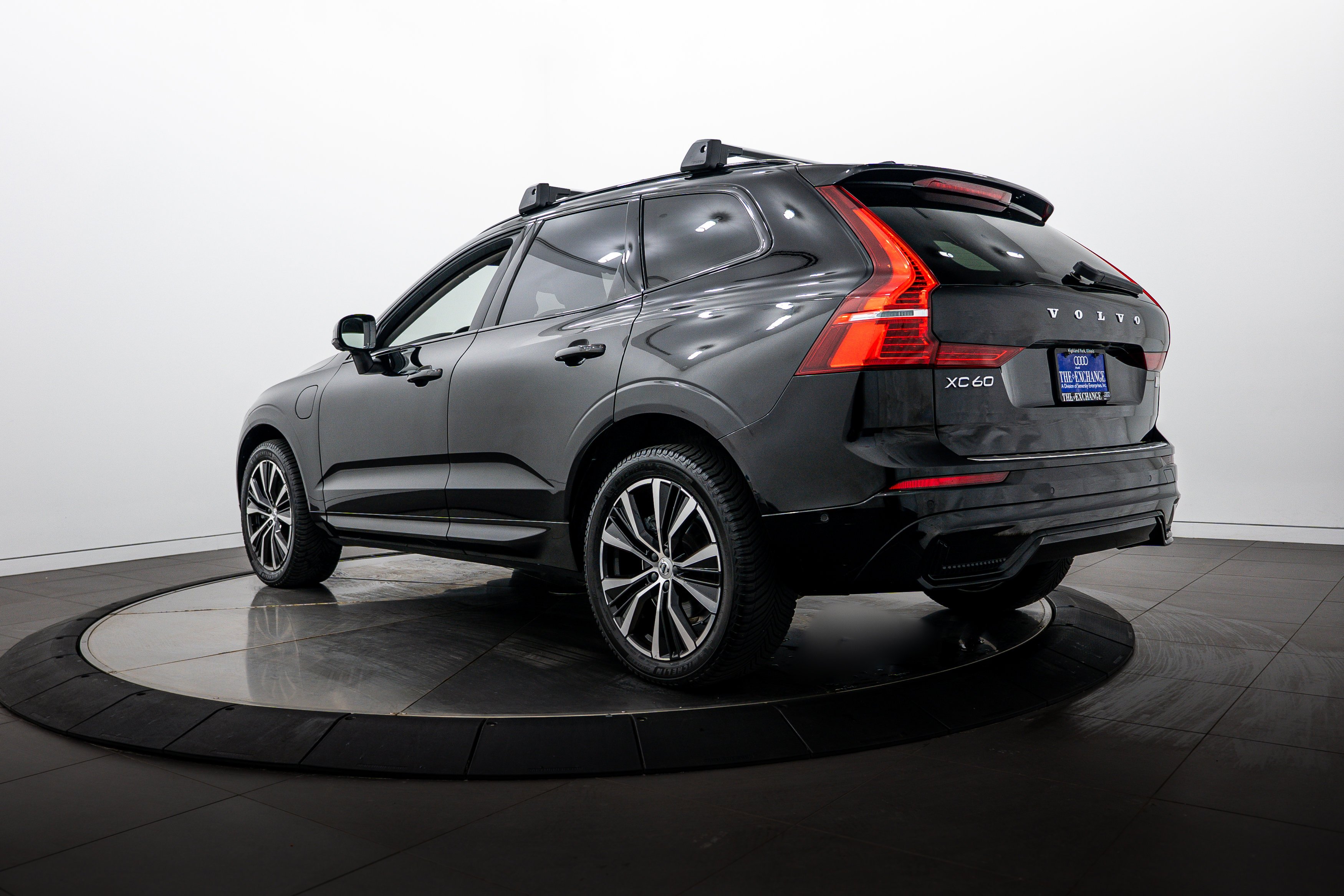 Used 2023 Onyx Black Metallic Volvo Ultimate Dark Theme image 5
