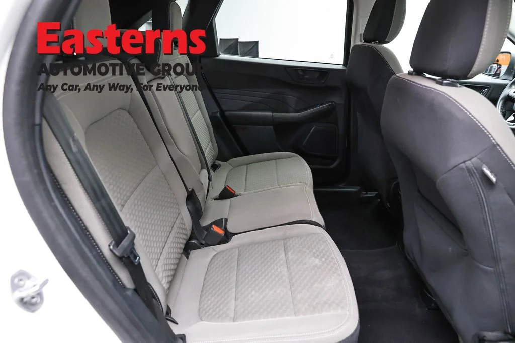 Used 2022 White Ford SE image 24
