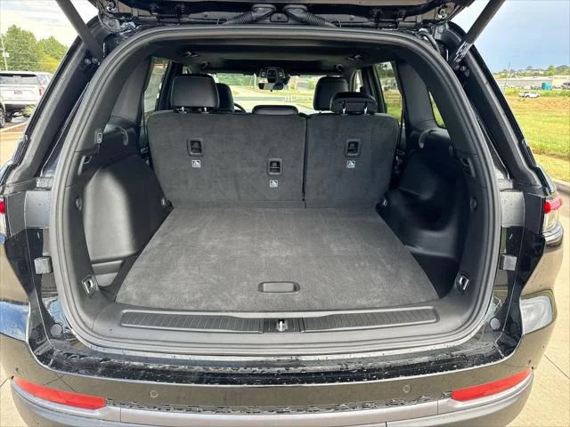 New 2027 High-Gloss Black Paint Jeep Laredo Altitude image 24