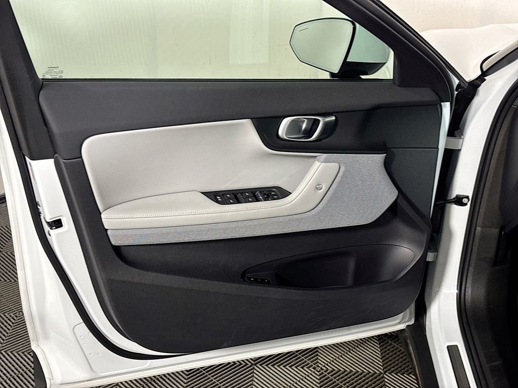 Used 2024 Snow Metallic Polestar Long Range Dual Motor image 10