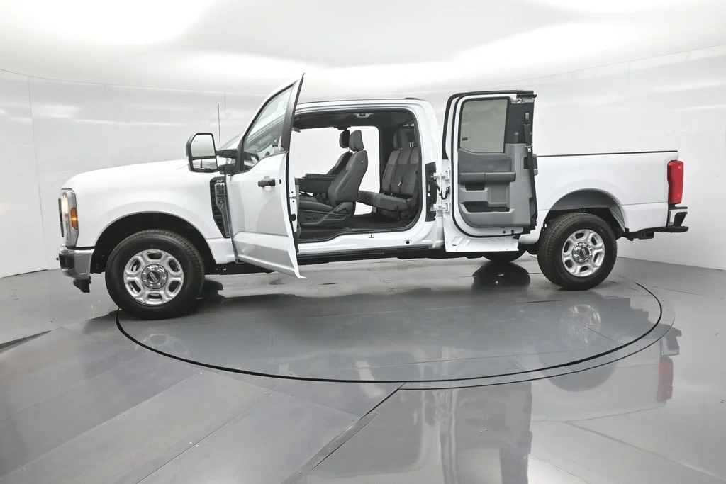 New 2026 Oxford White Ford XLT image 32