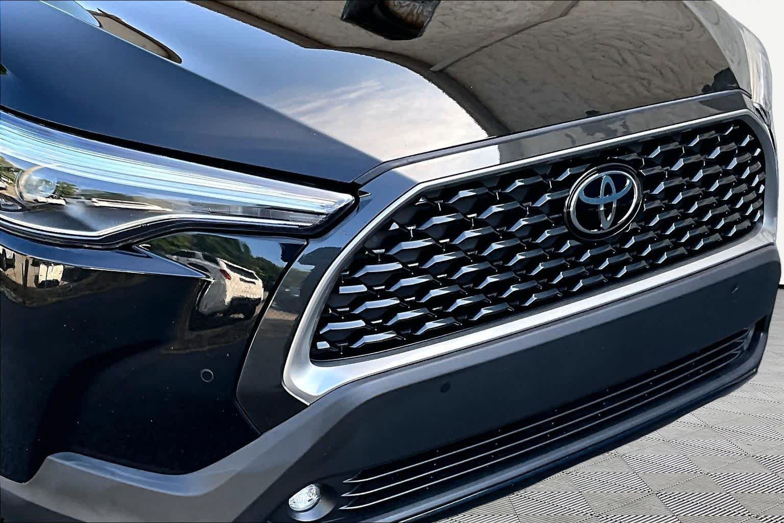 Used 2025 Jet Black Toyota XLE image 30