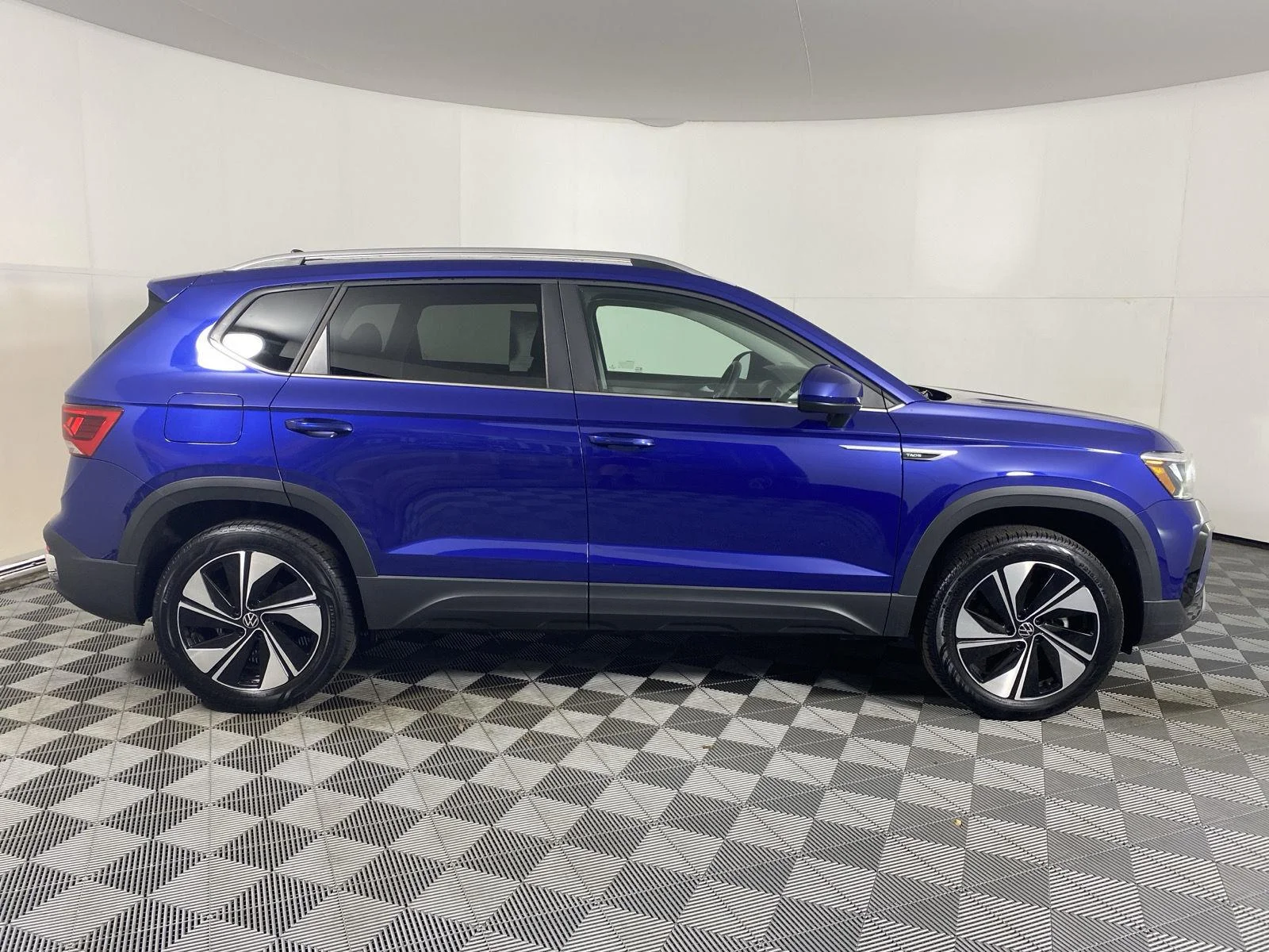 Used 2024 Dusk Blue Metallic Volkswagen SE image 3
