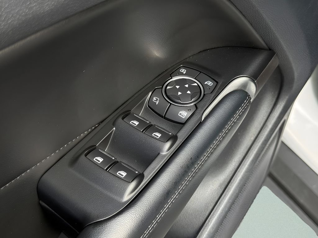 Used 2019 White Lincoln Reserve image 12