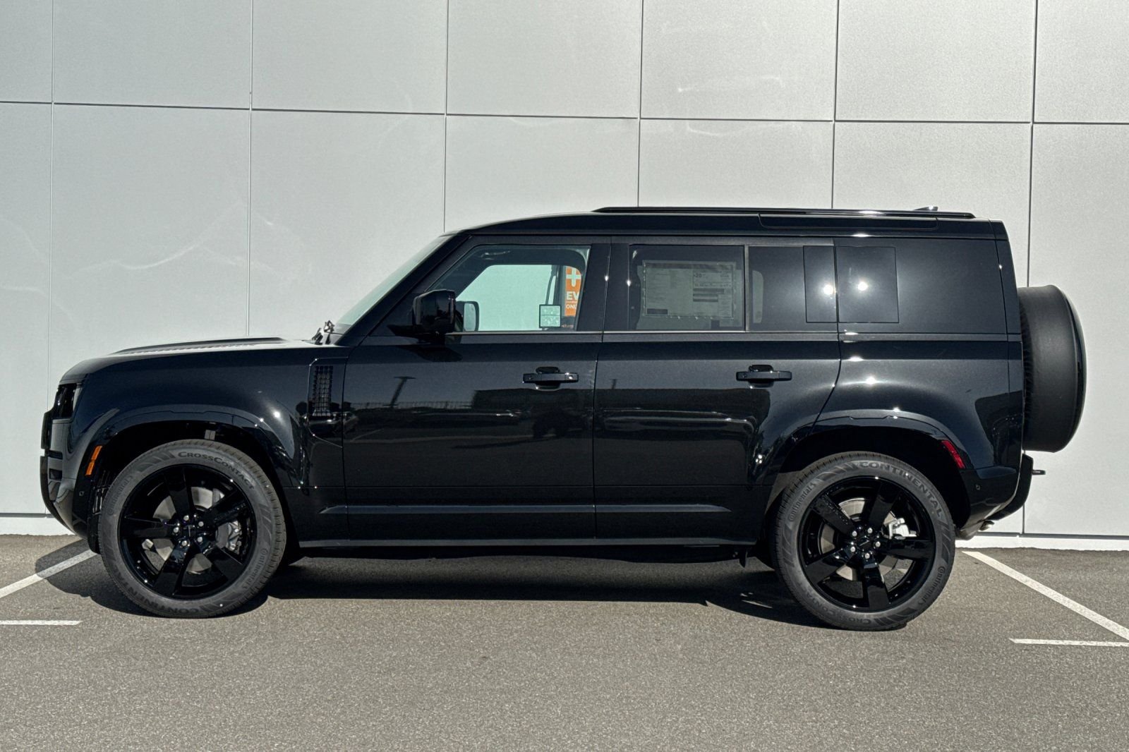 New 2026 Santorini Black Land Rover X-Dynamic SE image 2