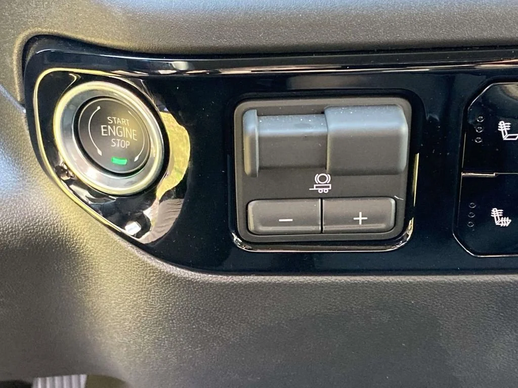 New 2026 Sterling Metallic GMC Elevation image 21