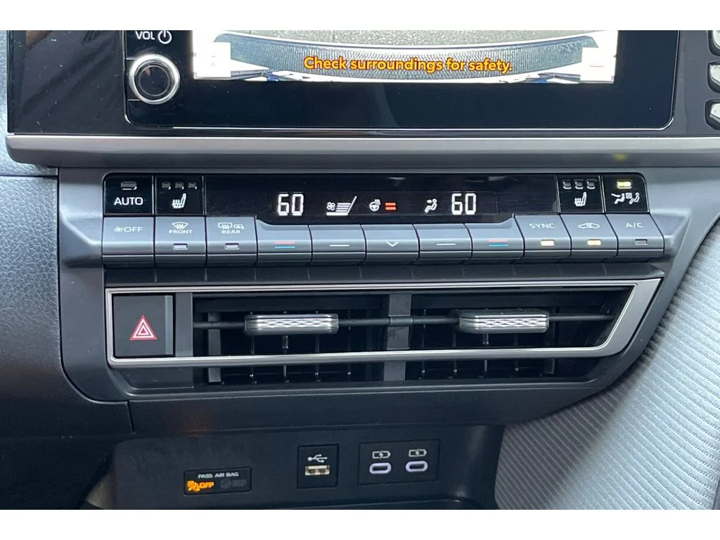 Used 2025 Ice Cap Toyota SE image 27