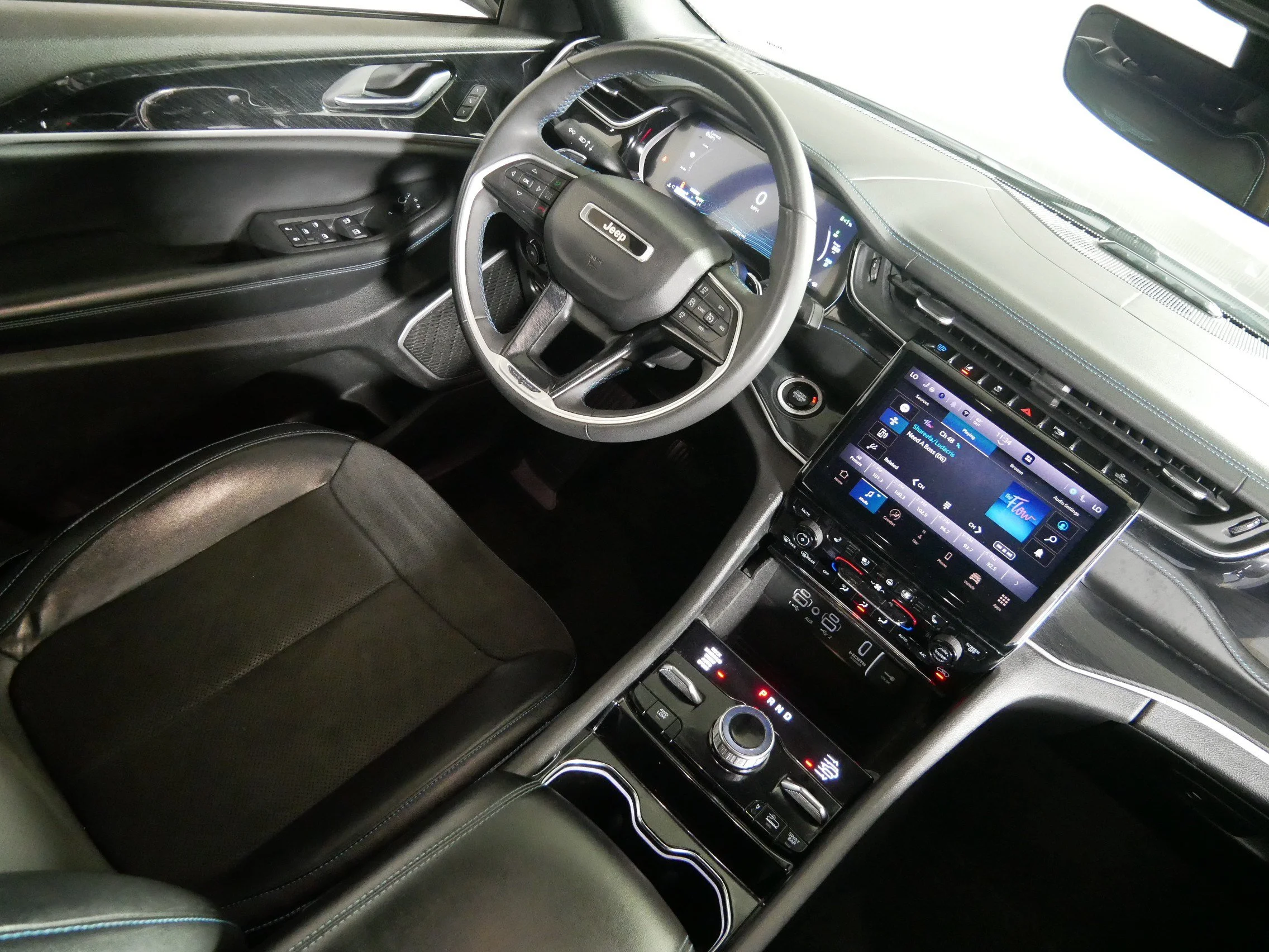 Used 2022 Bright White Clearcoat Jeep Trailhawk image 9
