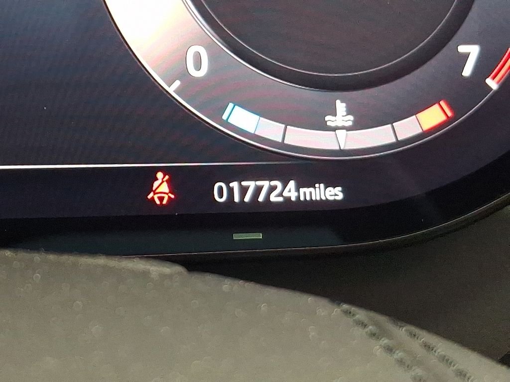 Used 2025  Land Rover SE image 22