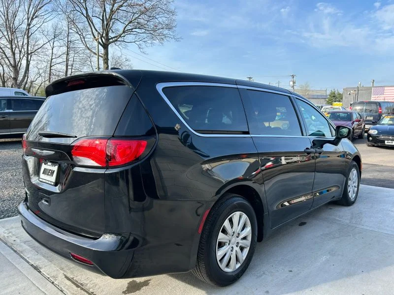 Used 2021 Black Chrysler L Minivan 4D image 29