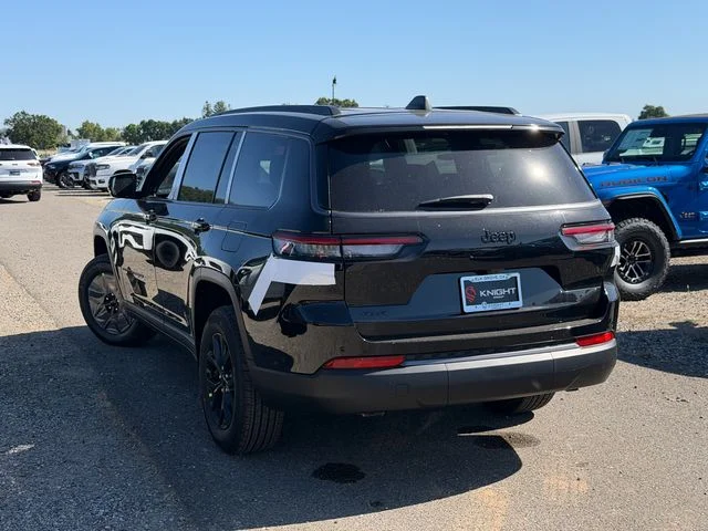 New 2026 Diamond Black Crystal Pearl-Coat Exterior Paint Jeep Altitude image 9