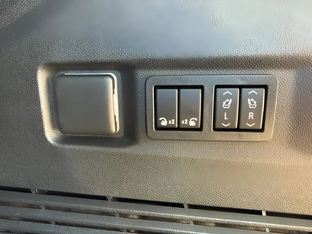 Used 2022 WHITE FROST TRICOAT GMC SLT image 35