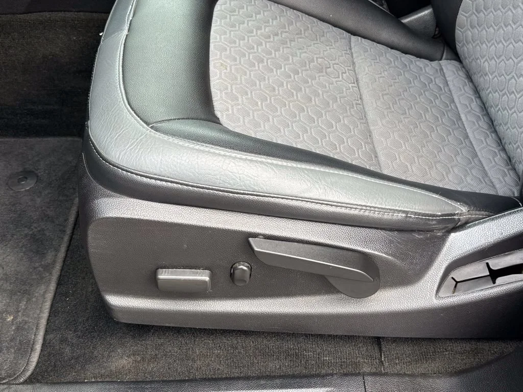 Used 2018 GRAPHITE METALLIC Chevrolet 2WD Z71 image 17