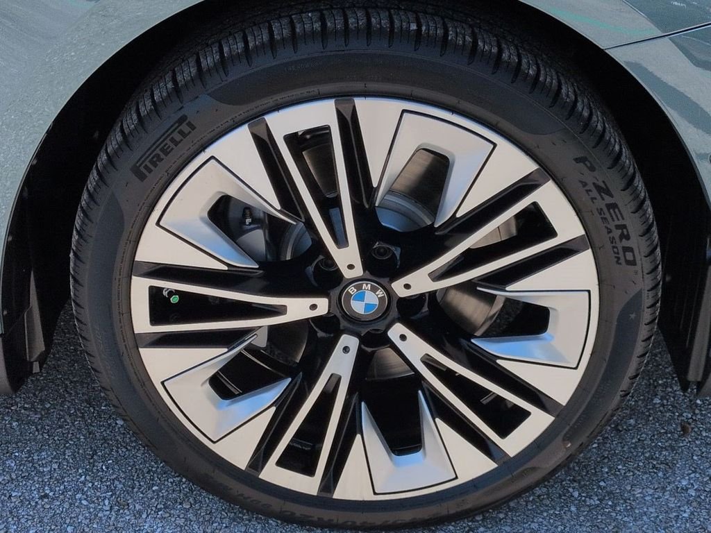 New 2027 Cape York Green Metallic BMW 530i xDrive image 11