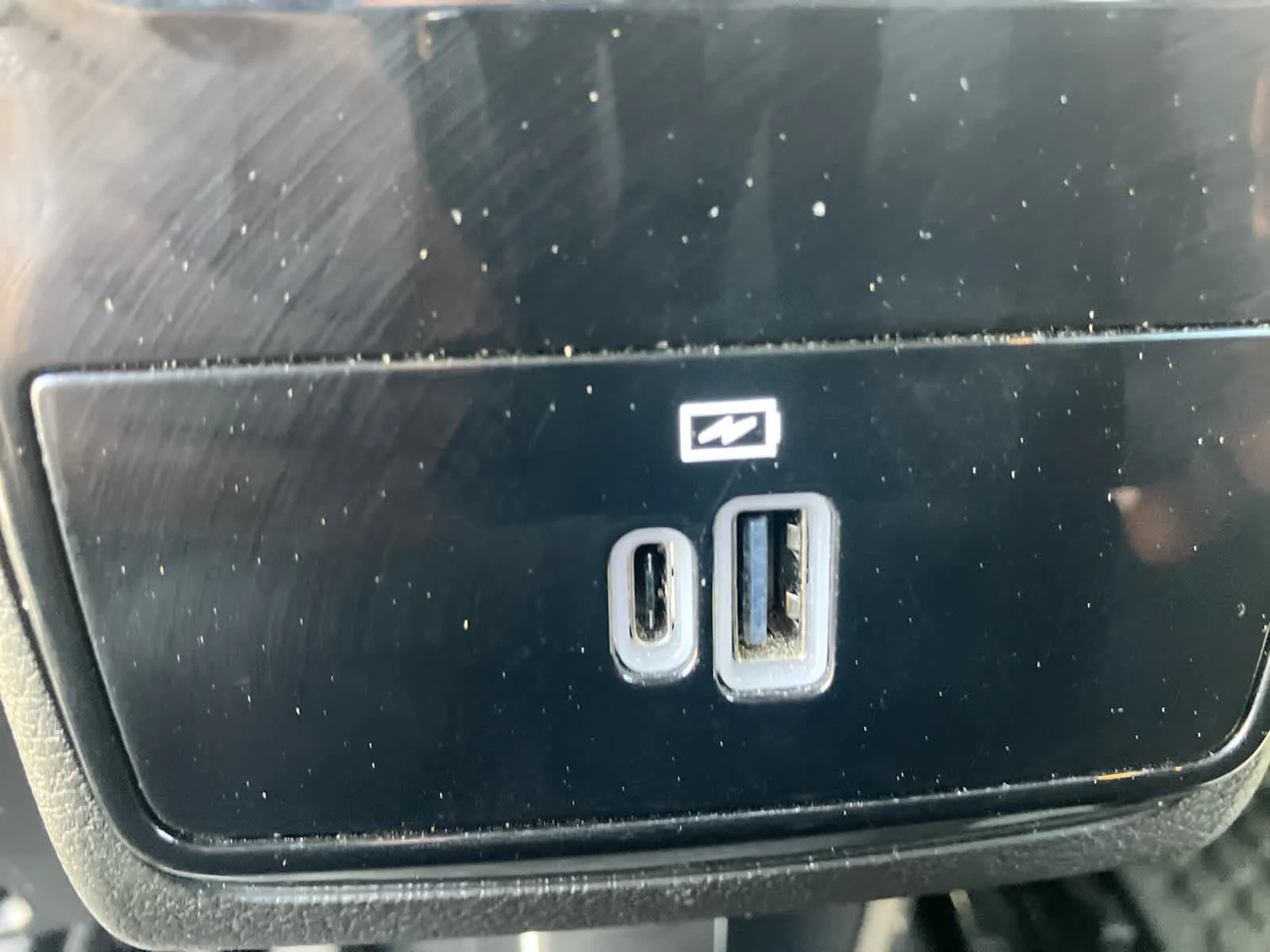 Used 2025 Diamond Black Crystal Pearlcoat Jeep Latitude image 34