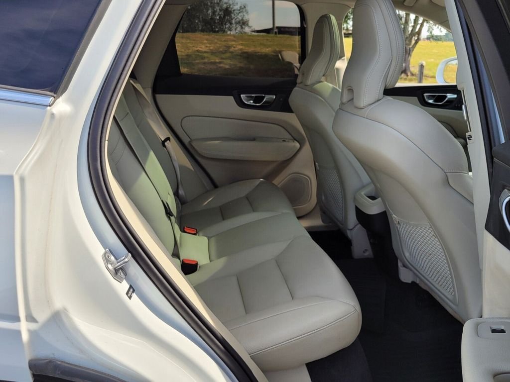 Used 2020 White Volvo T6 Momentum image 15