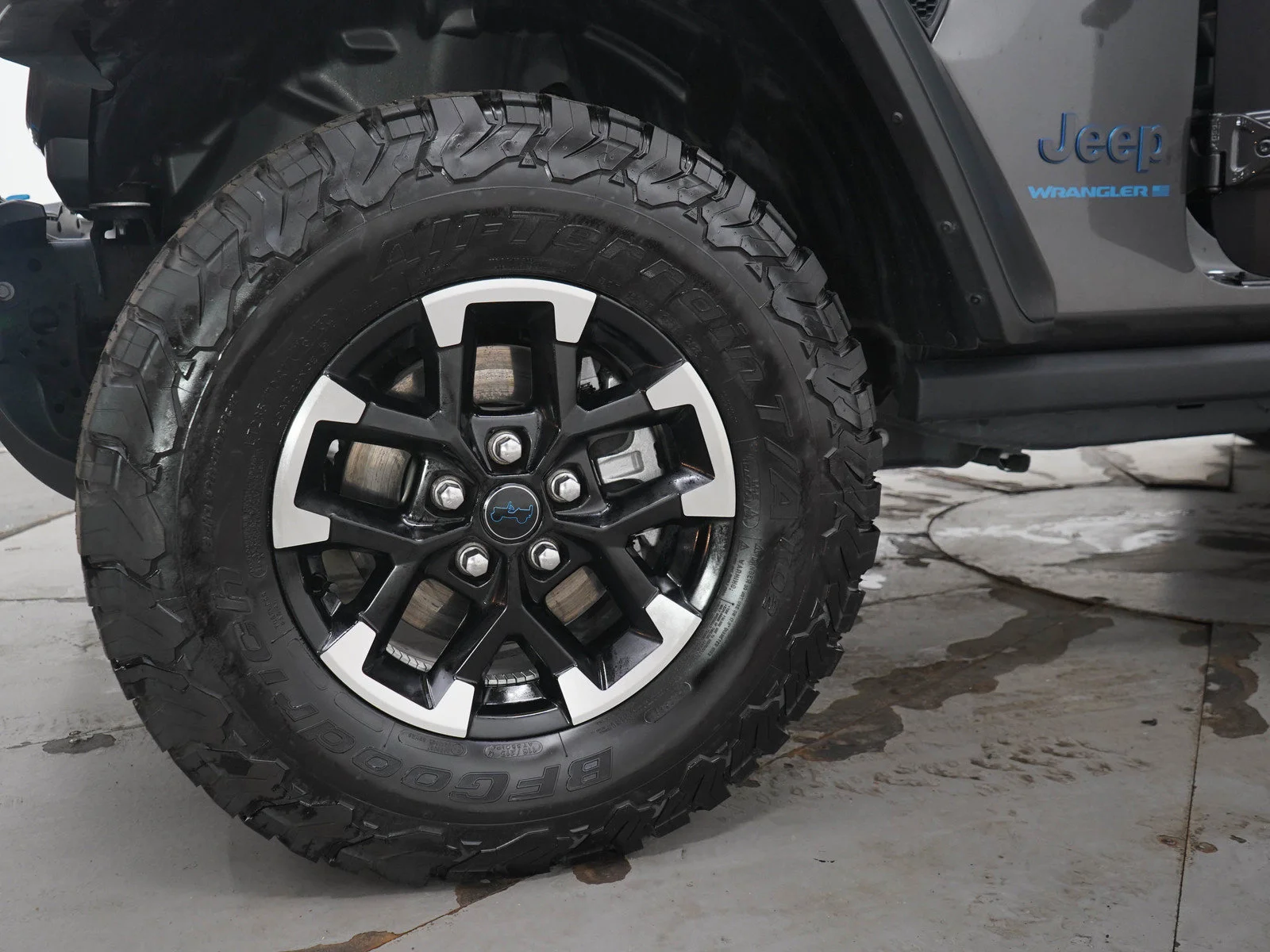 Used 2025 Granite Crystal Metallic Clearcoat Jeep Rubicon 4xe image 28