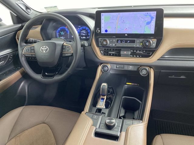 Used 2025 Beige Toyota MAX Platinum image 15