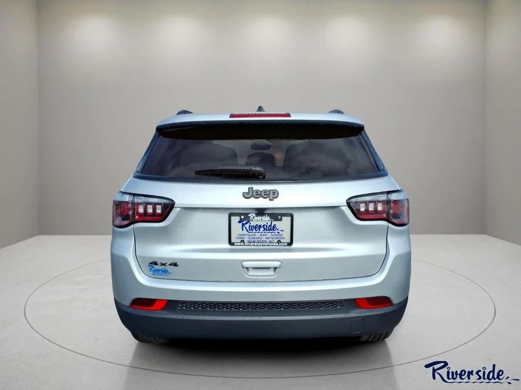 New 2026 Silver Zynith Metallic Clearcoat Jeep Latitude image 2