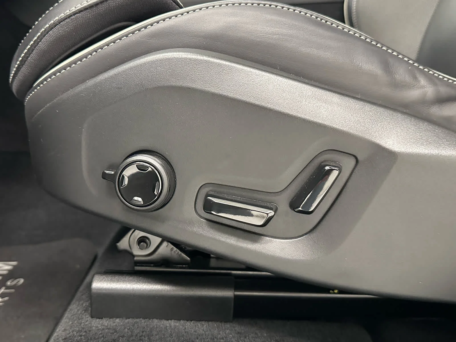 Used 2025 Onyx Black Metallic Volvo Ultra image 12