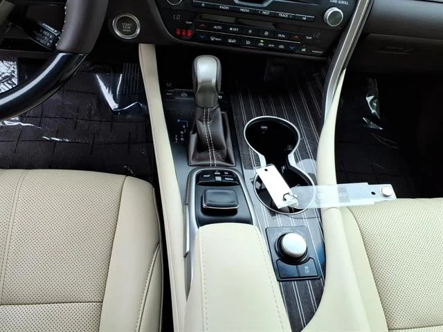 Used 2019 EMINENT WHITE PEA Lexus Base image 17