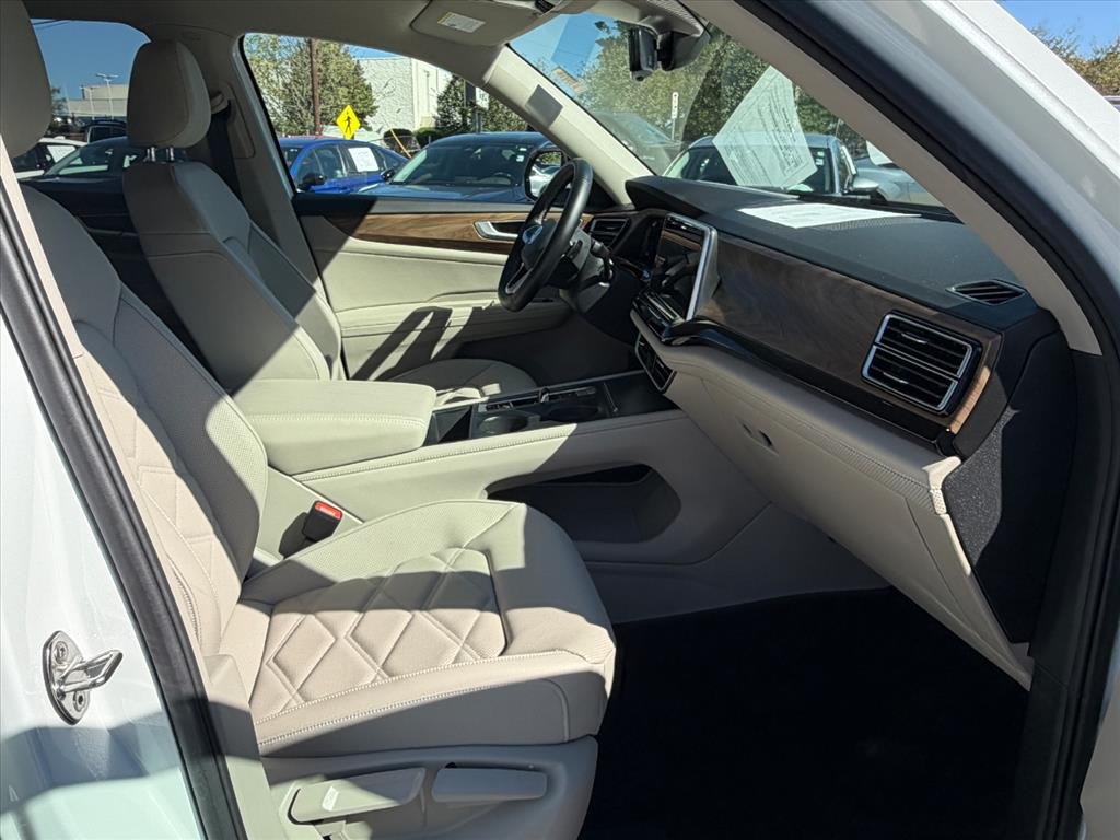 Used 2026 Opal White Pearl Volkswagen SE 4Motion image 21