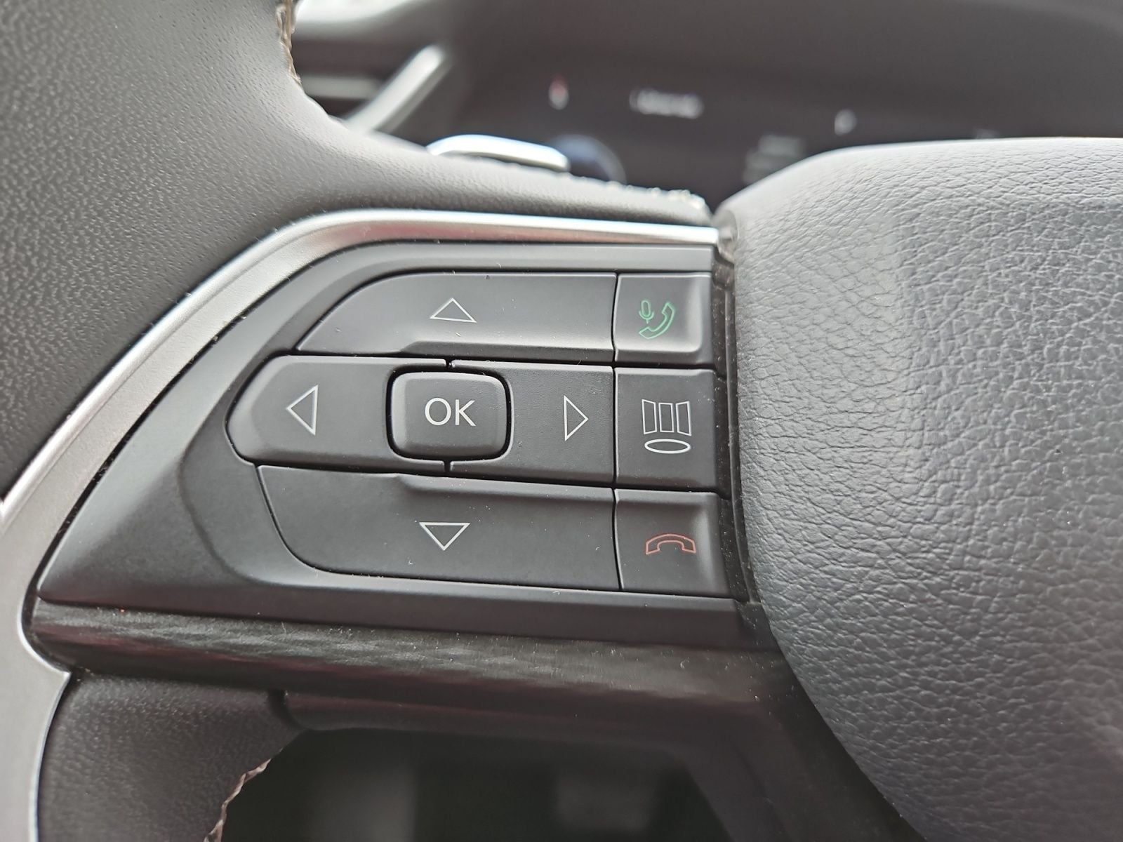 Used 2023 Gray Jeep Laredo image 25