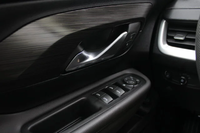 Used 2023 SUMMIT WHITE GMC SLE image 11