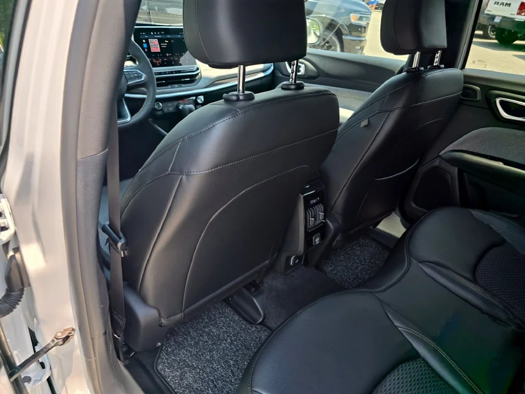 New 2026 White Jeep Latitude image 24