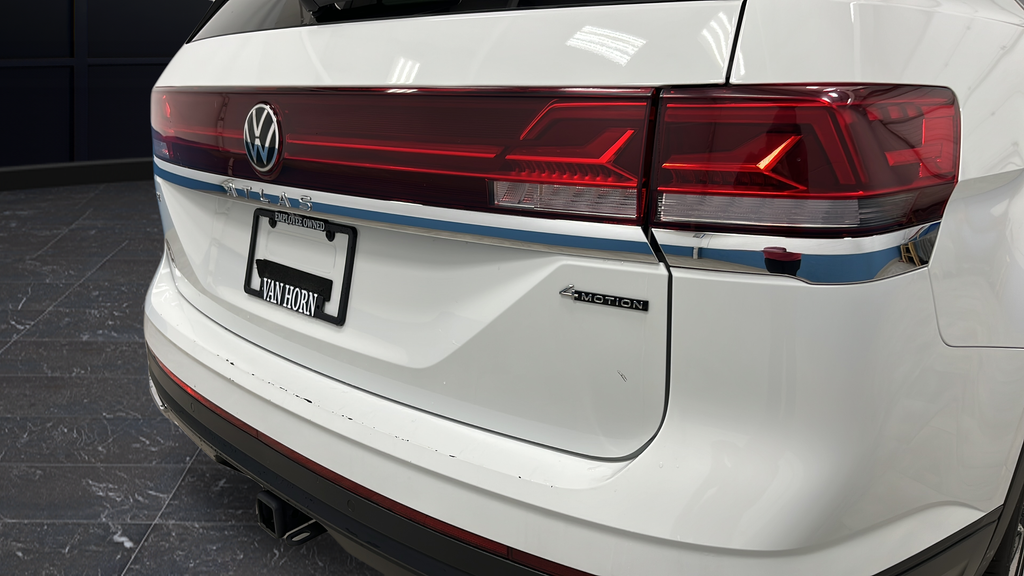 Used 2024 White Volkswagen 2.0T SE w/Technology image 37