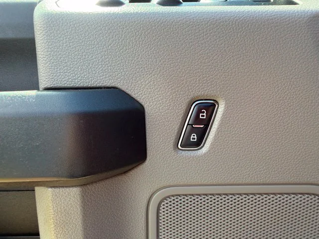 Used 2018 Blue Ford XL image 28