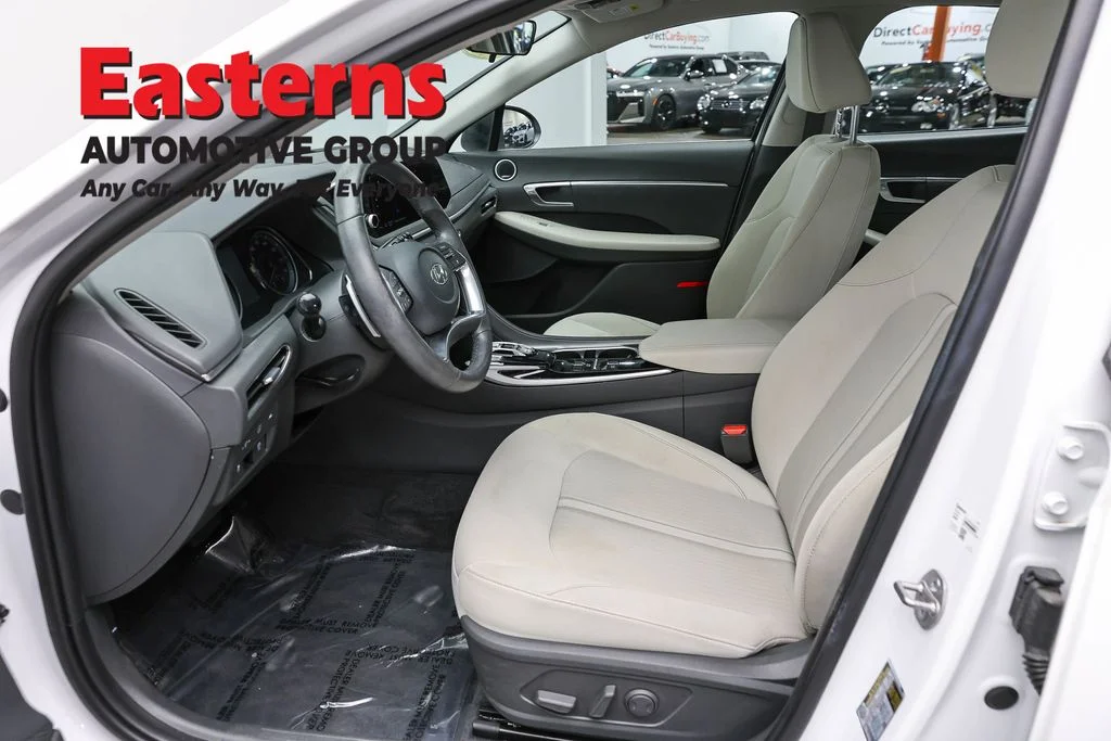 Used 2023 White Hyundai SEL image 13