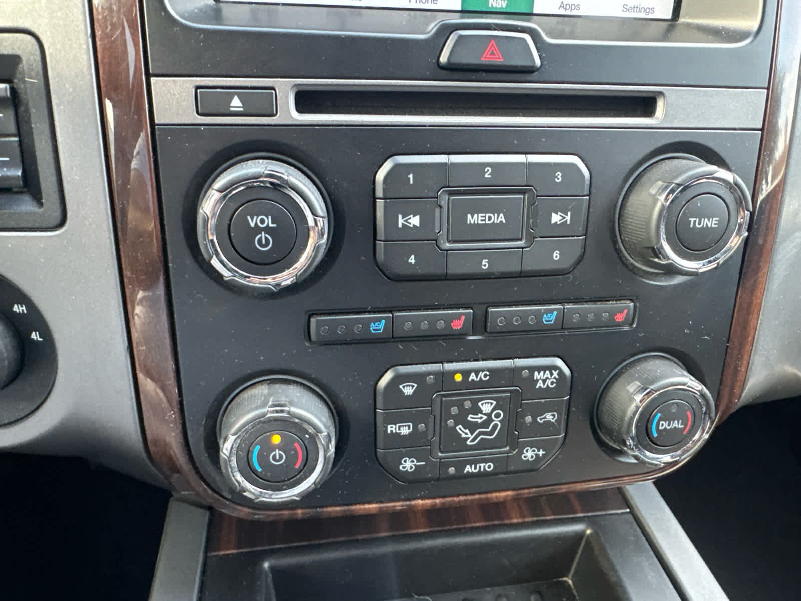 Used 2017 White Platinum Metallic Tri-Coat Ford Platinum image 20