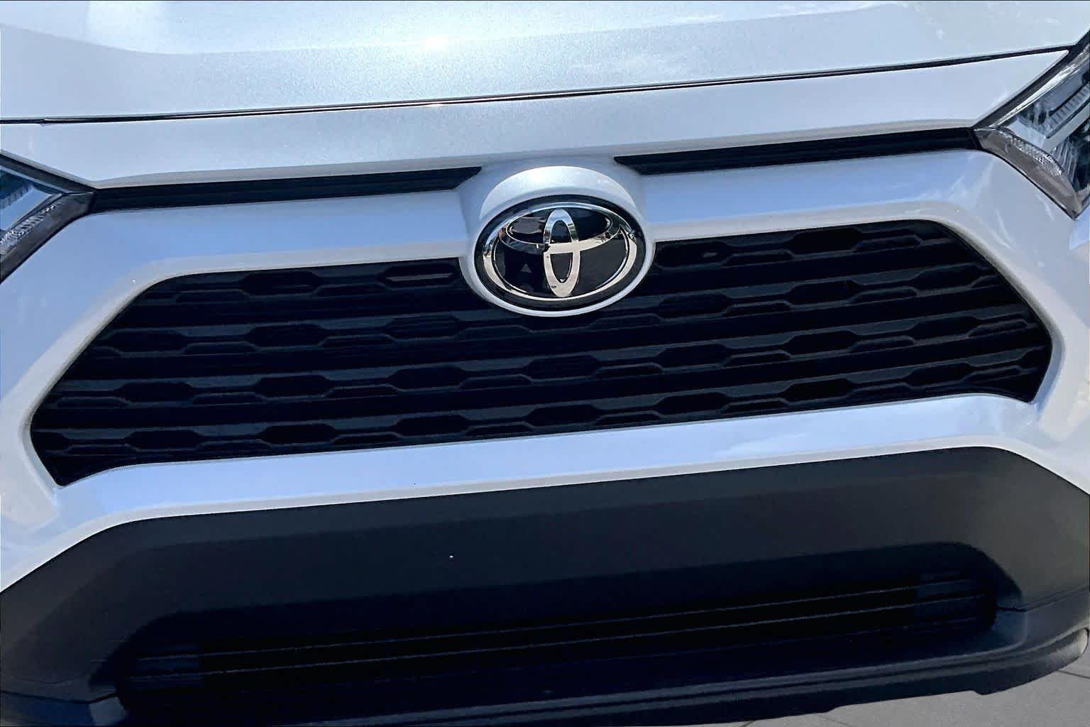 Used 2025 Wind Chill Pearl Toyota XLE Premium image 30
