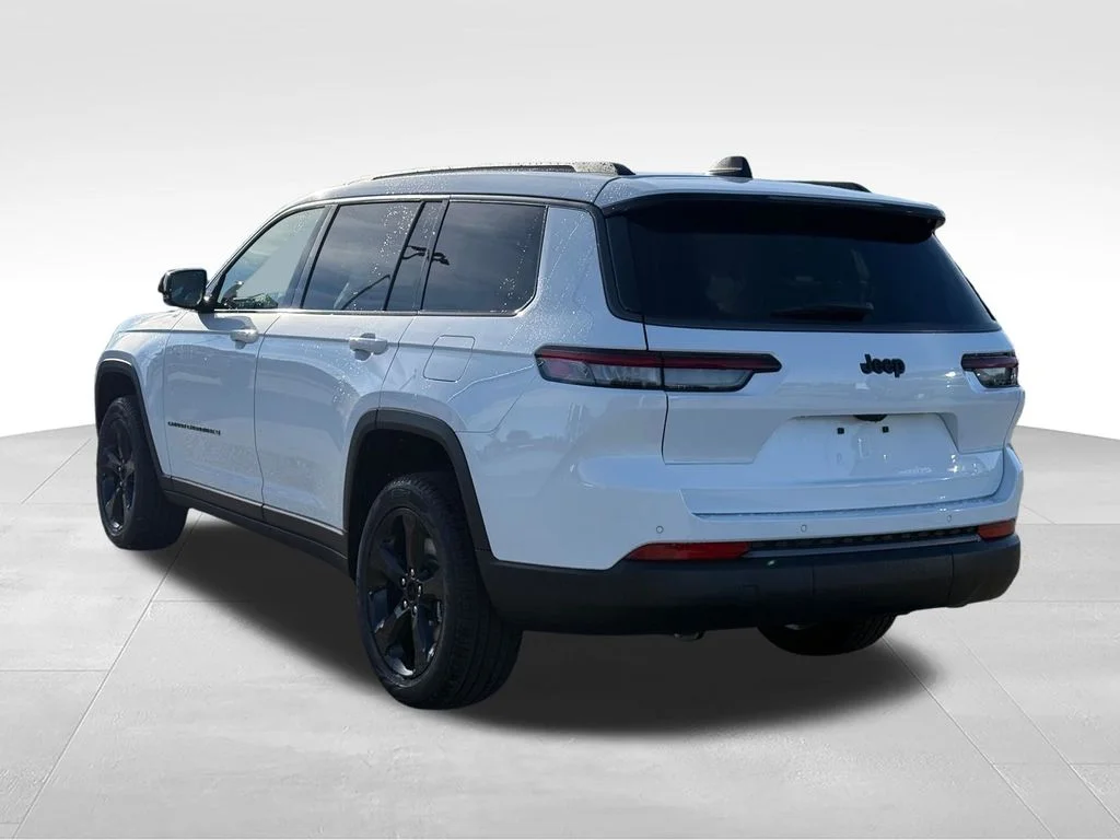 New 2026 Bright White Clear-Coat Exterior Paint Jeep Limited image 3