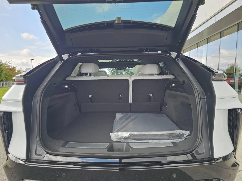 New 2027 Vibrant White Tricoat Cadillac Sport image 18
