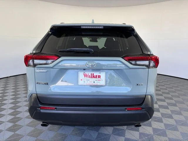 Used 2022  Toyota XLE image 5